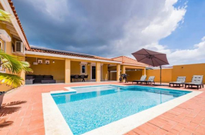 Island Oasis Aruba - Ultimate 3-bedroom retreat located near Palm Beach!